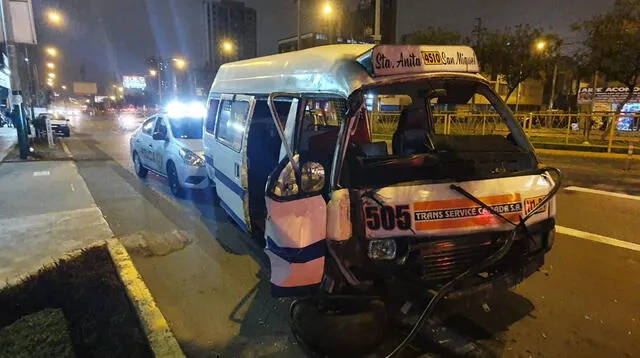 combi choca contra poste de luz