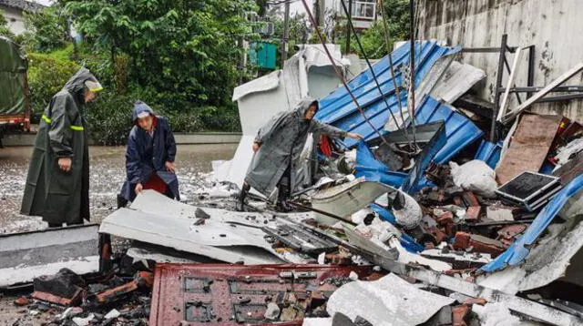Los equipos de rescate limpian los escombros después del terremoto en Luzhou, en la provincia de Sichuan, suroeste de China. (STR / AFP).