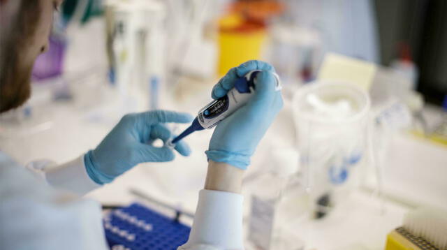 Moderna espera iniciar pronto ensayos clínicos de su nueva vacuna experimental.