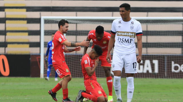 Hugo Ángeles de Sport Huancayo celebra su gol de chalaquita en la victoria 3-1 ante la San martín
