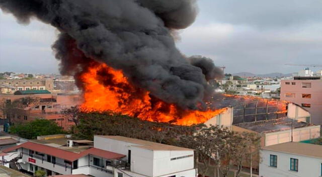 gigantesco incendio consume colegio Santa Rosa