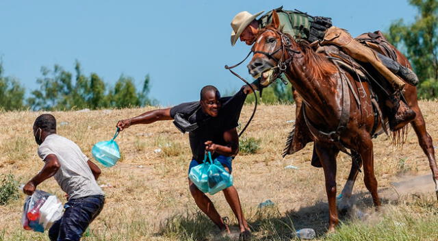 Agentes de la Patrulla Fronteriza intimidan a migrantes con las riendas de su caballos.