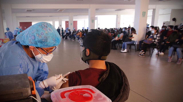 Limeños acuden intentado vacunarse con Pfizer en Chincha