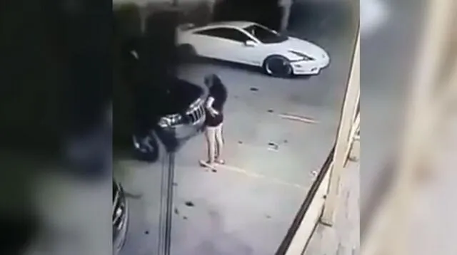 La joven cayó sentada y luego fue prensada por el coche.