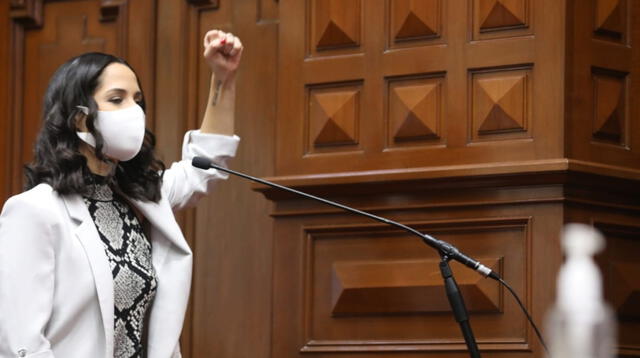 Sigrid Bazán arremete contra el dictador Alberto Fujimori.