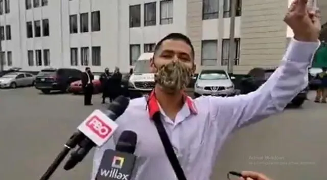 ¡El colmo! Congresista de Perú Libre pide a su asesor que responda por él las preguntas de la prensa [VIDEO]