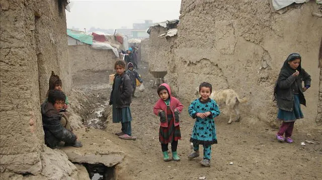 Los niños en Afganistán están muriendo en hospitales a causa del hambre. Foto: AFP/Referencial