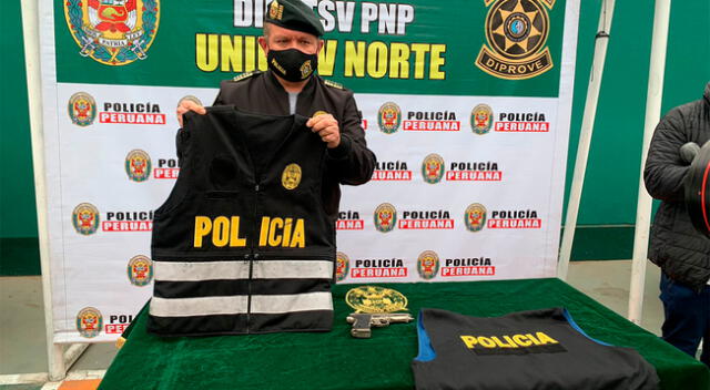 Chalecos con logos de la PNP fueron encontrados a los sujetos.