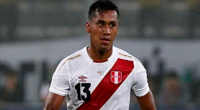 Renato Tapia llegó desde España y ya se suma a los trabajos con la selección peruana.
