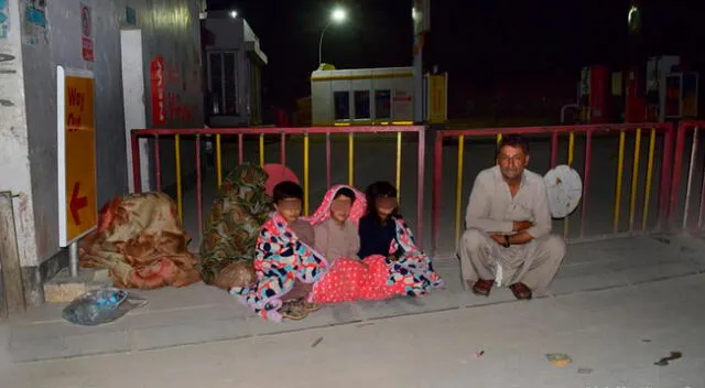 Una familia se reúne fuera de su casa después de que el fuerte terremoto golpeara la zona, en Quetta.