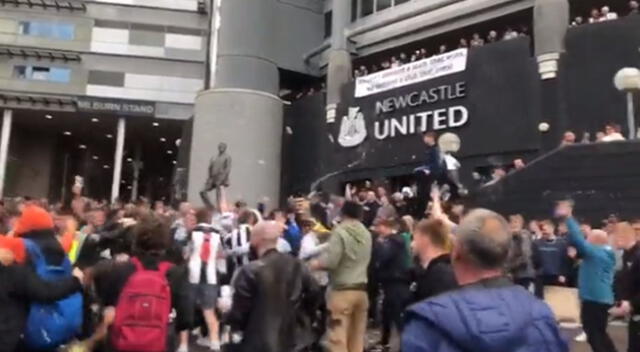Hinchas celebraron en el lugar tras confirmarse la venta del Newcastle.