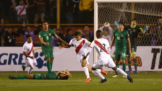 Edison Flores anotó en la última victoria en las Eliminatorias  de Perú ante Bolivia .