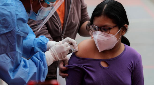 Adolescentes de 12 a 17 años podrían vacunarse en noviembre, según estimó el Minsa.
