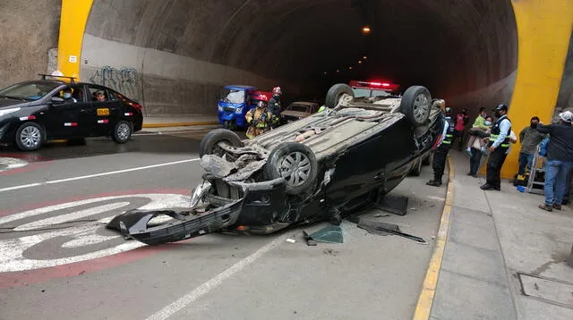 Auto ocasionó violento accidente en el túnel Santa Rosa