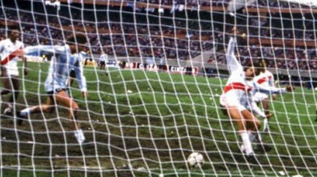 Un gol con falta en los últimos minutos permitió a Argentina empatar (2-2) y clasificar al Mundial.