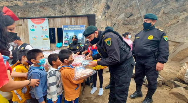 El coronel PNP Jorge Castillo en plena entrega de los productos a los niños
