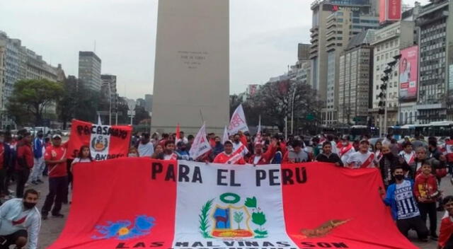 Hinchas peruanos hicieron una fiesta en el Obelisco y demostraron que Perú jamás jugará solo. Además, levantaron una bandera que recuerda la alianza con Argentina.