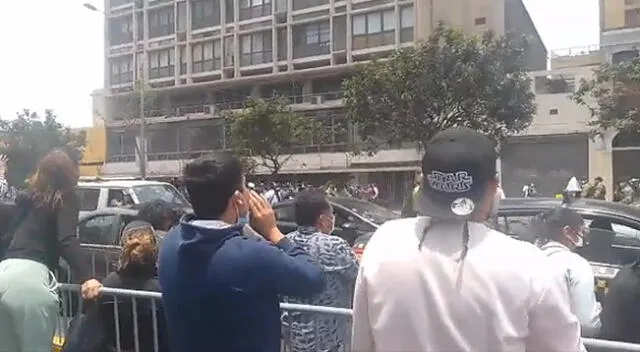 Público enardecido vociferaba contra el jefe de Estado en conocida avenida.