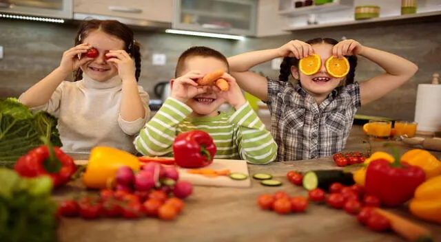 Loas alimentos y sus nutrientes son importantes para nuestra salud y desarrollo.