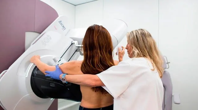 La mamografía es el principal examen que recomiendan las instituciones expertas en la materia.