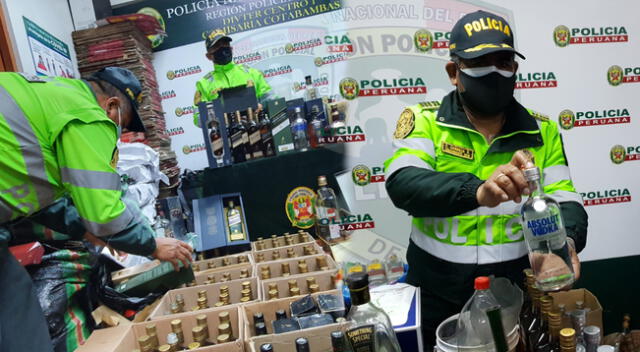 Más de 4 mil botellas adulteradas fueron decomisadas por la PNP antes de ser comercializadas en el Centro de Lima.