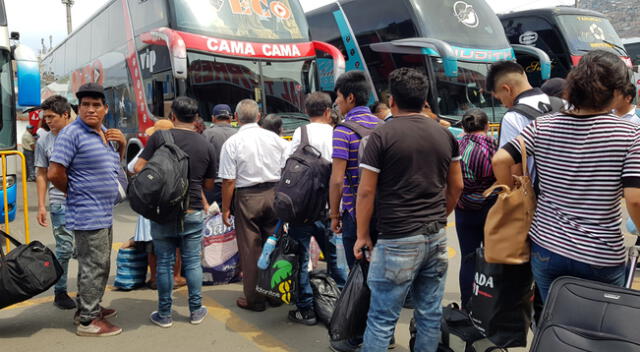 Centenares de personas acudieron a Yerbateros para salir de Lima y visitar los distintos puntos del país durante este feriado largo.