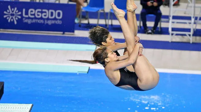 Giselle Guimet (17) recibió su segunda medalla de bronce en este torneo, esta vez, al lado de la juvenil Camila Cortez (15).