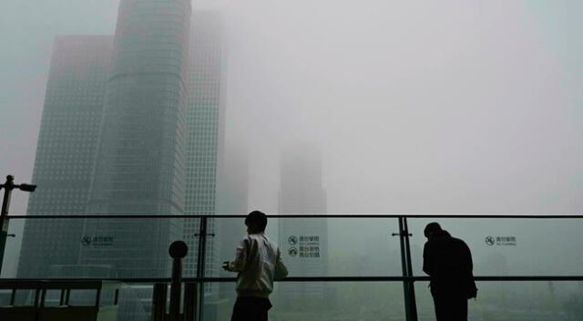 La nube de contaminación dificultó la visibilidad en el centro de Pekín.