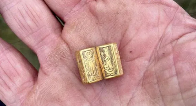 Una pareja británica descubre con un detector de metales una Biblia de oro en miniatura.