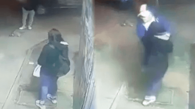 Delincuentes tiraron al piso a la joven para robarle el celular