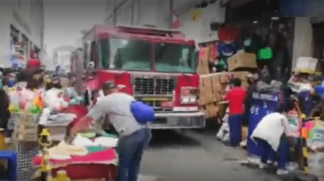 Ambulantes comenzaron a sacar sus cosas ante el pedido de un bombero