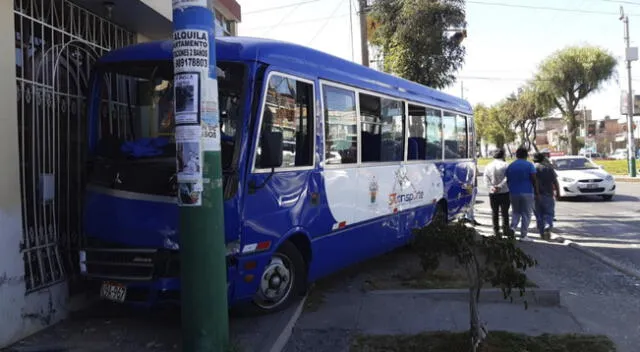 Accidente vehicular dejó heridos y una vivienda presenta daños en la fachada.