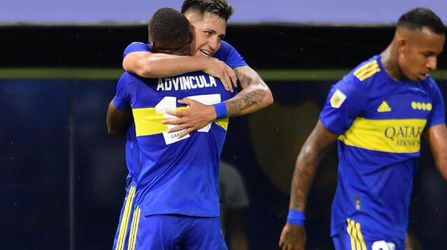 Vásquez y Advíncula en un efusivo abrazo tras el primer gol de Boca.