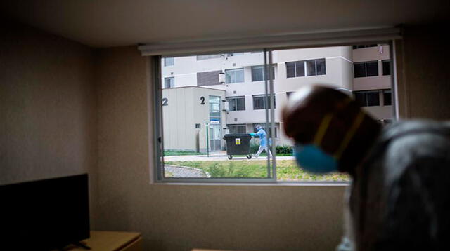 Un paciente de coronavirus en su habitación del complejo residencial de la Villa Panamericana, en Lima. Foto: EFE