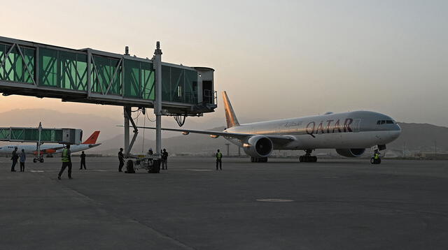 Un informe detalló que al menos seis aviones se encontraban en la pista del aeropuerto de Mazar-i-Sharif esperando la autorización para despegar. Foto: AFP