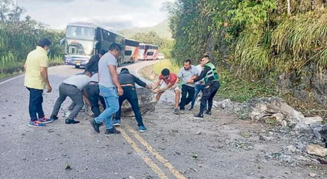 Pasajeros se encuentran varados en carretera tras terremoto en Amazonas.