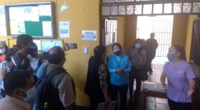 Huánuco: ciudadanos se niegan a presentar carnés de vacunación contra el COVID-19 y arman lío