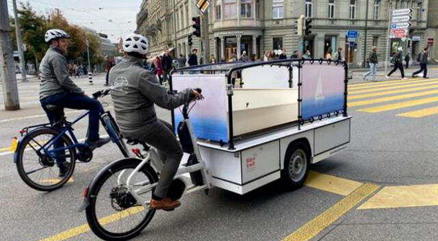 Hombre convierte su triciclo en una carroza fúnebre