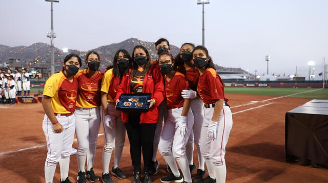 Vanessa Endo junto a las jugadoras de la selección de softbol.