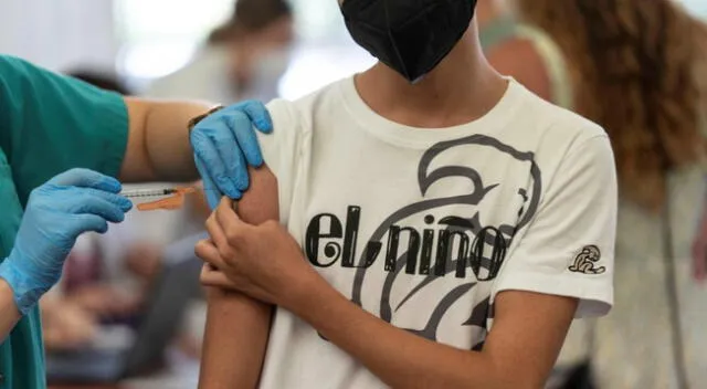 Minsa: Falta vacunar contra el coronavirus a 800 mil adolescentes
