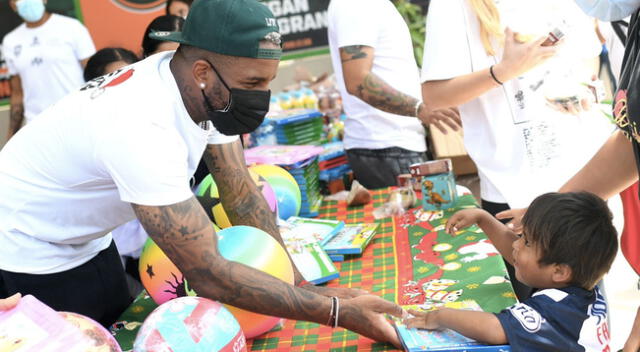 Jefferson Farfán llevó alegrías e ilusión a niños de Puente Piedra.