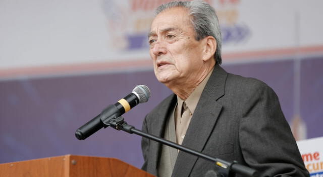 Carlos Gallardo, ministro de Educación, fue censurado por el Congreso.