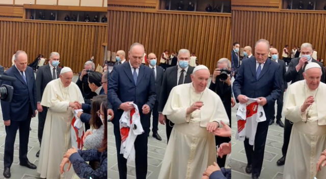 Gianluca Lapadula emocionó al Perú regalando la ‘Blanquirroja’ al Papa Francisco.