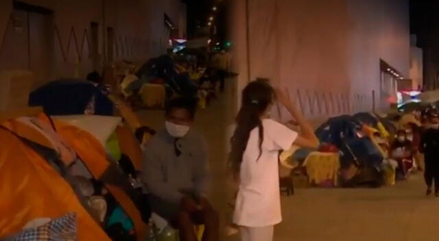Familiares pasaron Navidad acampando en los exteriores del Instituto del Niño de Breña