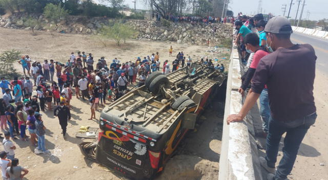 Bus cae de puente en plena Navidad y deja como saldo decenas de víctimas en Lambayeque.