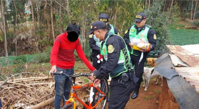Menor recibió bicicleta de regalo de agentes policiales por la Navidad