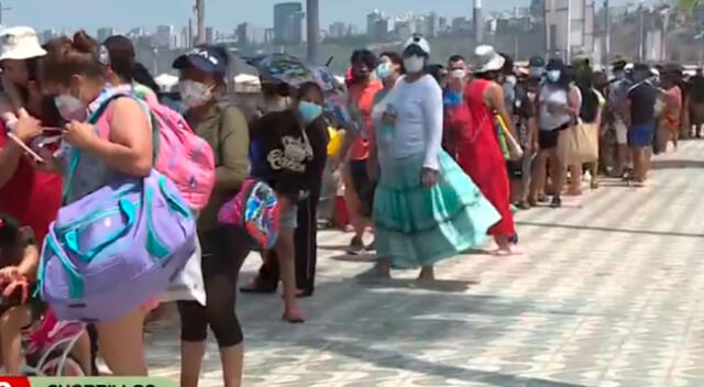 Cientos de personas vienen realizando largas colas para ingresar a la playa Agua Dulce.