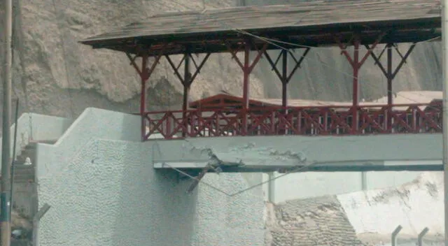 Camión impacta contra puente peatonal en Barranco