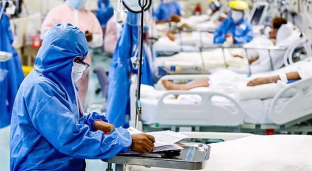 Equipo de enfermeros y médicos luchan por salvar la vida de pacientes.