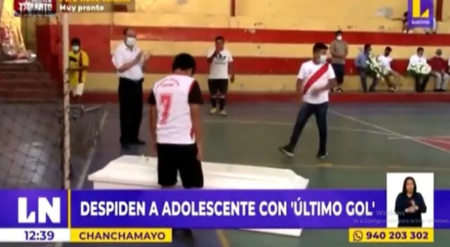 Chanchamayo: amigos de adolescente fallecido lo despiden realizando un gol con su ataúd [VIDEO]